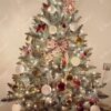 Künstlicher Weihnachtsbaum Silberfichte 120cm, ist mit roten und weißen Dekorationen verziert