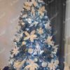 Künstlicher Weihnachtsbaum Silberfichte 220cm, ist mit weißen Dekorationen verziert