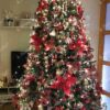 Künstlicher Weihnachtsbaum Silberfichte 220cm, ist mit roten und goldenen Dekorationen verziert