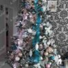 Künstlicher Weihnachtsbaum Silberfichte 250cm, ist mit rosa, blauen und weißen Verzierungen geschmückt