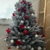 Künstlicher Weihnachtsbaum Weiß-Fichte 150cm, ist mit roten und weißen Verzierungen geschmückt