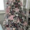 Künstlicher Weihnachtsbaum Weiß-Fichte 220cm, ist mit rosa und weißen Dekorationen verziert
