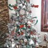 Künstlicher Weihnachtsbaum Weiß-Fichte 220cm, ist mit roten, grünen und weißen Dekorationen verziert