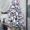 Künstlicher Weihnachtsbaum Weiß-Fichte 220cm, ist mit rosafarbenen Verzierungen geschmückt