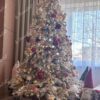 Künstlicher Weihnachtsbaum Weiß-Fichte 250cm, ist mit rosa Dekorationen verziert