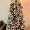 Künstlicher Weihnachtsbaum Weißkiefer Schmal 225cm, ist mit goldenen Dekorationen verziert