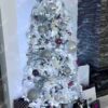 Künstlicher Weihnachtsbaum Weißkiefer Schmal 225cm, ist mit rosa und silbernen Dekorationen verziert