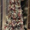 Künstlicher Weihnachtsbaum Weißkiefer Schmal 225c, ist mit roten und weißen Verzierungen geschmückt