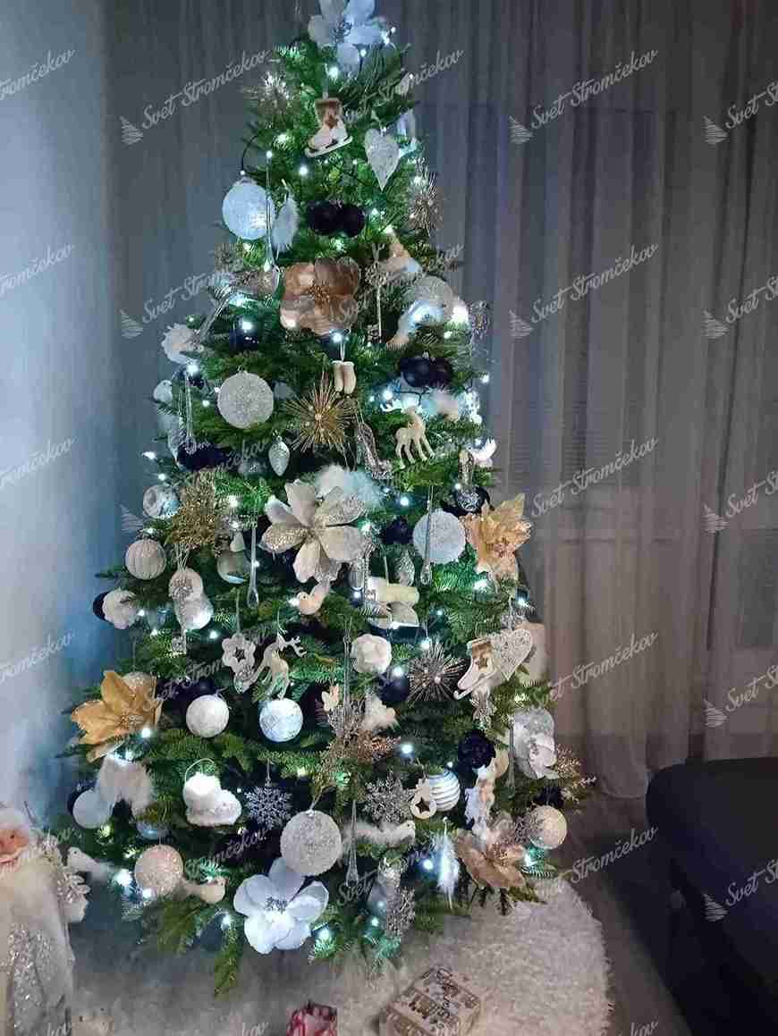 Umelý vianočný stromček 3D Jedľa Kaukazská 210cm, stromček je ozdobený zlatými a bielymi ozdobami