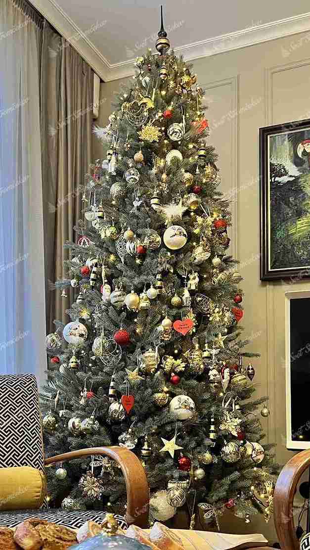 Umelý vianočný stromček 3D Smrek Mohutný 210cm, stromček ma zeleno strieborné ihličie a je je ozdobený bielymi a červenými ozdobami