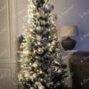 Weihnachtsbaum 3D-Königsfichte schlank 210cm, ist mit weißen Dekorationen verziert