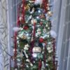 Weihnachtsbaum 3D-Rotfichte 180cm, ist mit roten und weißen Dekorationen verziert