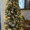 Weihnachtsbaum 3D-Rotfichte 210cm, ist mit goldenen und weißen Dekorationen verziert