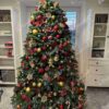 Weihnachtsbaum 3D Tanne Charmant XL 210cm, ist mit roten und goldenen Dekorationen verziert