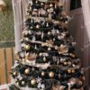 Weihnachtsbaum 3D Tanne Charmant XL 240cm, ist mit goldenen und weißen Dekorationen verziert