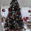 Weihnachtsbaum 3D Tanne Charmant XL 240cm, ist mit roten und weißen Verzierungen geschmückt
