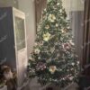 Weihnachtsbaum 3D Tanne Charmant XL 240cm, ist mit rosa und weißen Dekorationen verziert