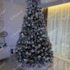 Weihnachtsbaum 3D-Tränen-Kiefer XL 240cm, ist mit goldenen und weißen Dekorationen verziert