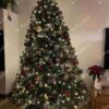 Weihnachtsbaum 3D-Tränen-Kiefer XL 240cm, ist mit goldenen und roten Dekorationen verziert