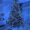 Weihnachtsbaum 3D-Tränen-Kiefer XL 240cm, ist mit goldenen und weißen Dekorationen verziert
