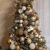 Weihnachtsbaum im Topf 3D-Tanne Natur 120cm, ist mit Gold- und Kupfer-Verzierungen geschmückt