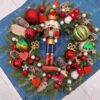 Weihnachtskranz 100% 3D Kaukasus-Tanne 50cm, ist mitTannenzapfen und rotem Weihnachtsschmuck dekoriert
