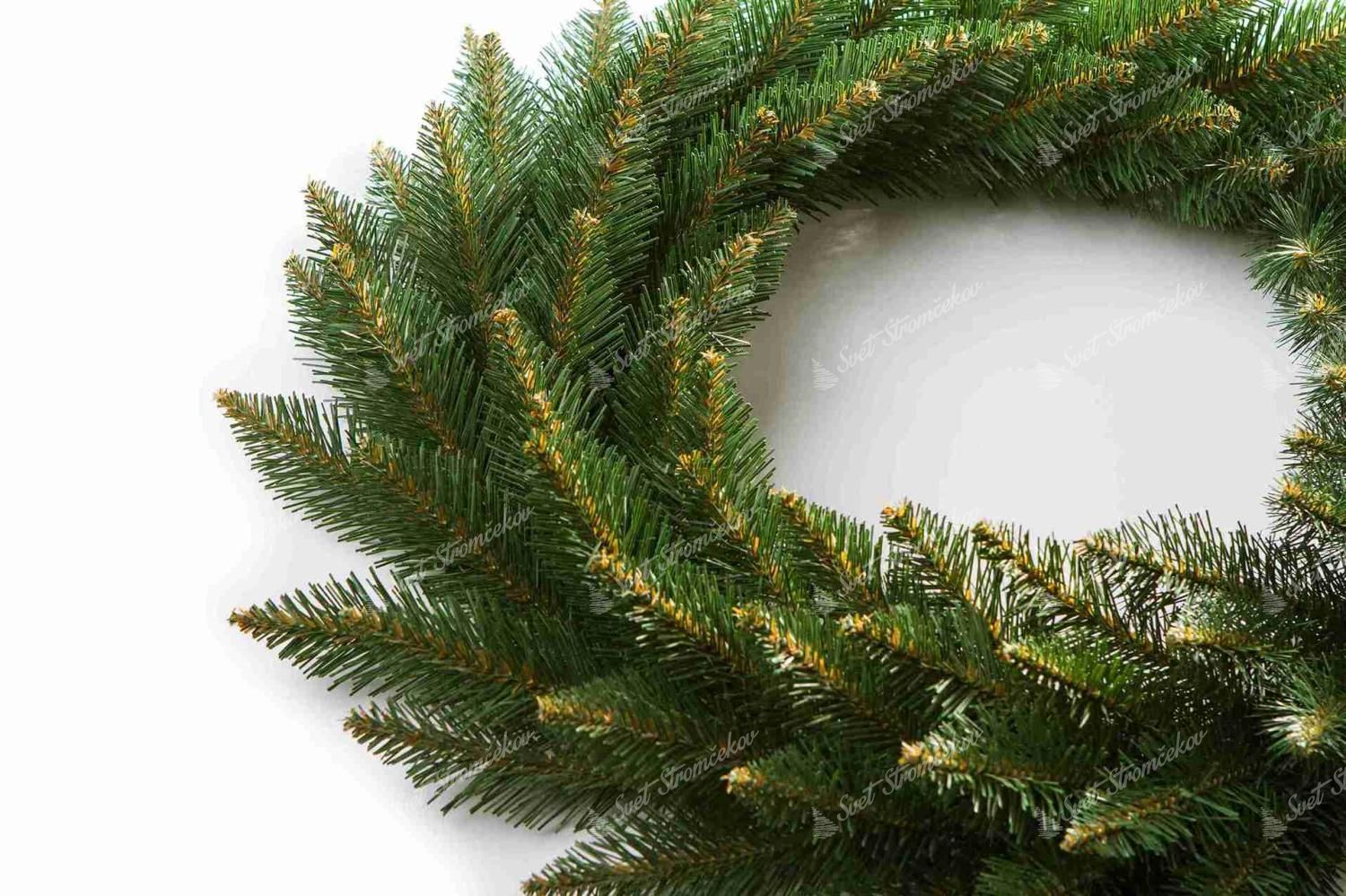 Vianočný veniec Smrek Nórsky, má husté zelené ihličie