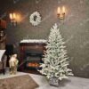 Künstlicher Weihnachtsbaum 3D Polarfichte im Topf er hat dicht verschneite Äste und steht in einem modernen Topf