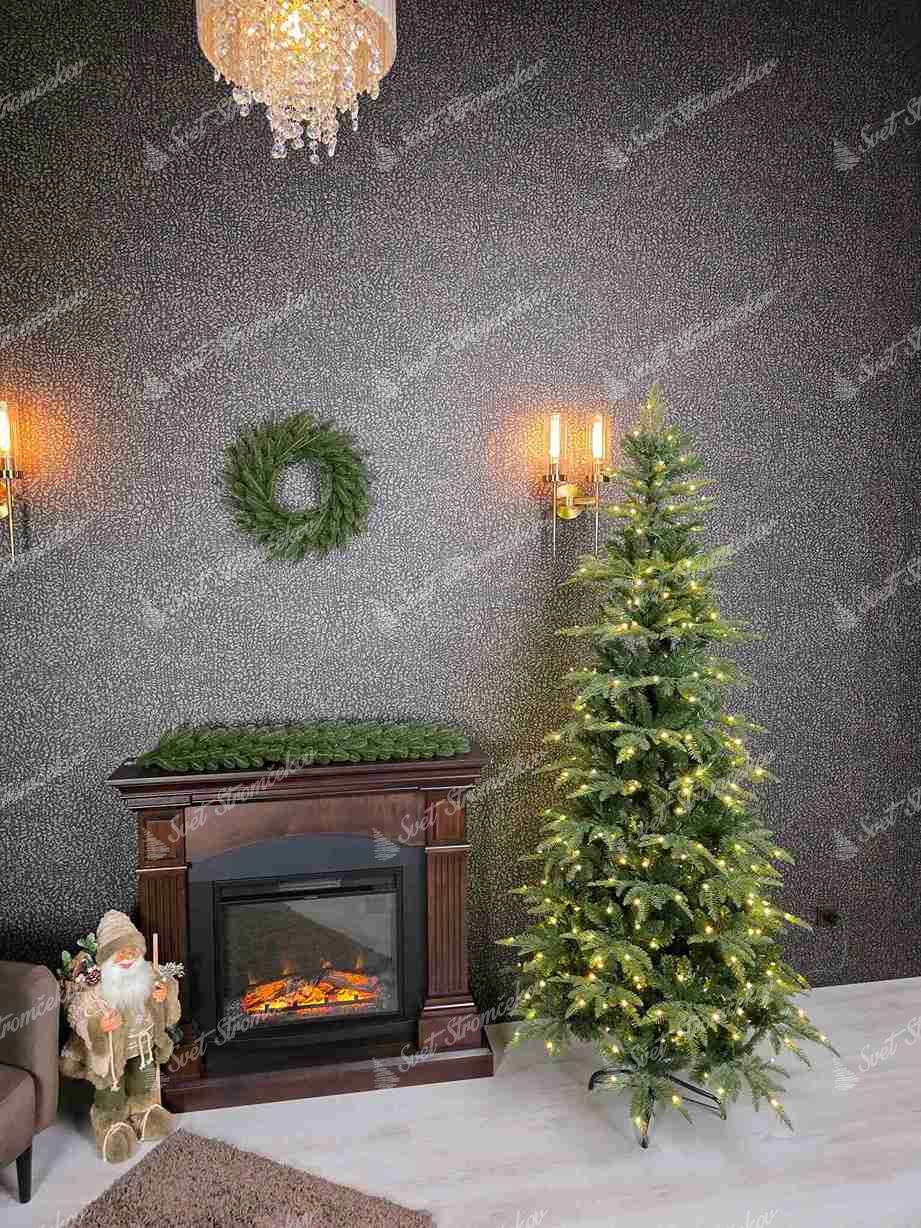 Umelý vianočný stromček 3D Jedľa Štíhla LED, má prirodzene zelené ihličie a praktický úzky tvar