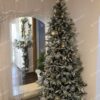Umelý vianočný stromček 3D Jedľa Biela Štíhla 210cm ozdobený striebornými ozdobami.