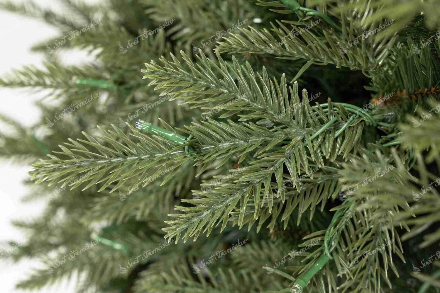 Detail vetvičky vianočného stromčeka 3D Jedľa Štíhla, má ihličie prirodzenej zelenej farby