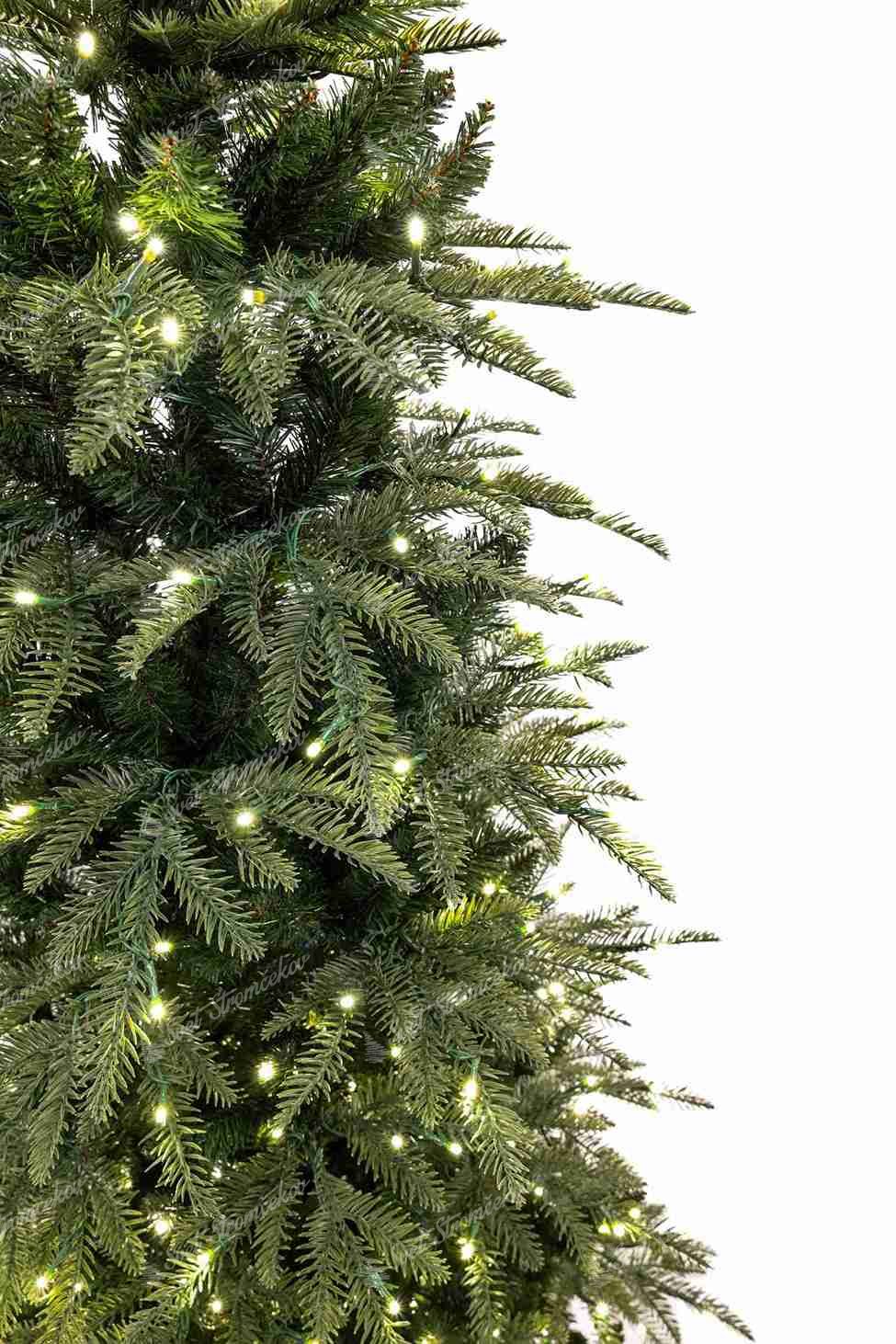 Detail vianočného stromčeka 3D Jedľa Štíhla LED, ihličie má prirodzenú zelenú farbu