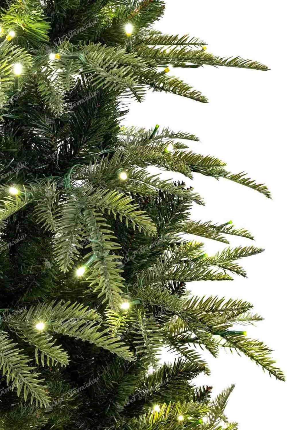 Detail vetvičiek vianočného stromčeka 3D Jedľa Štíhla LED, ihličie má zelenú farbu