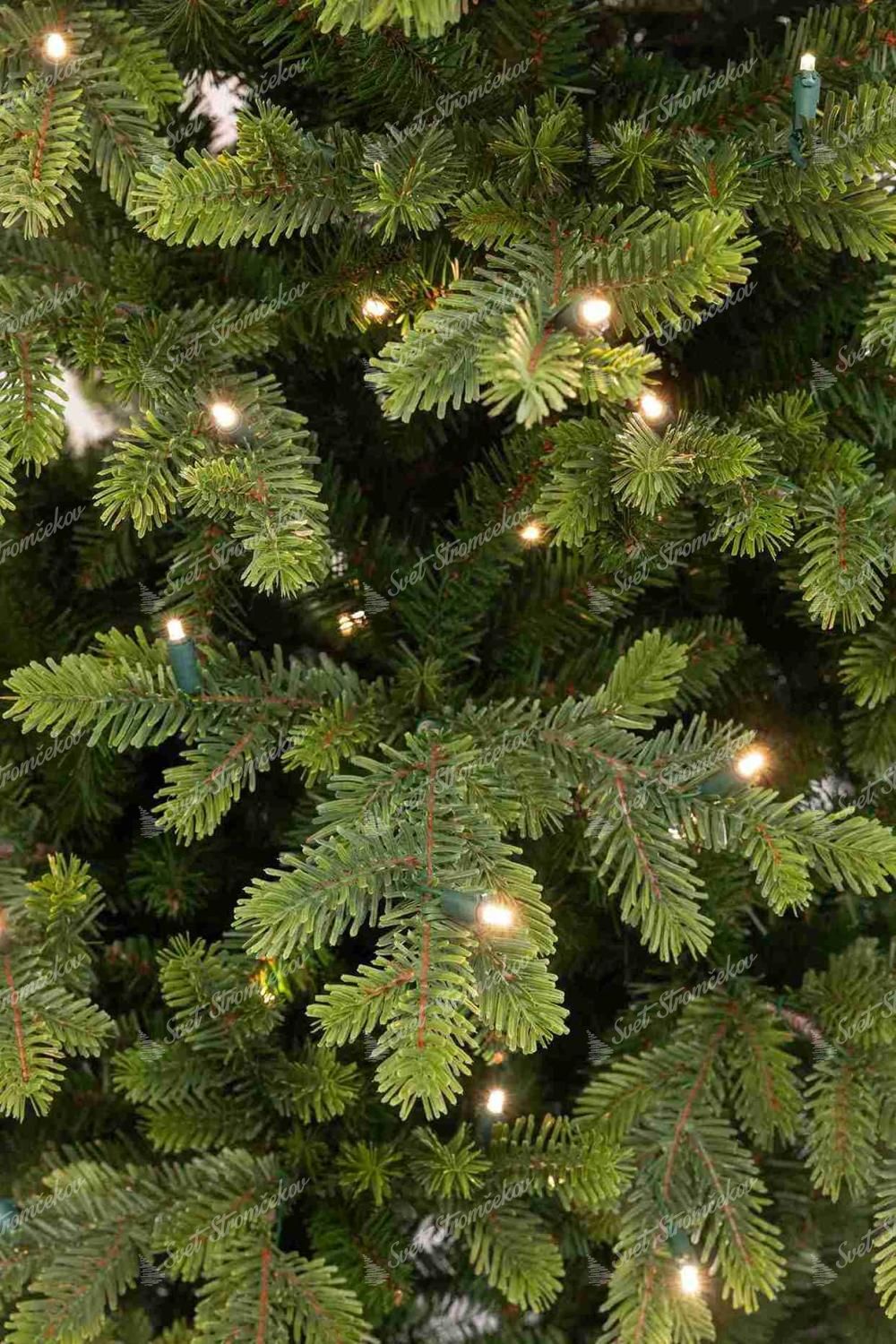 Detail umelého vianočného stromčeka 3D Jedľa Švédska LED. Stromček má husté a prirodzene zelené ihličie.