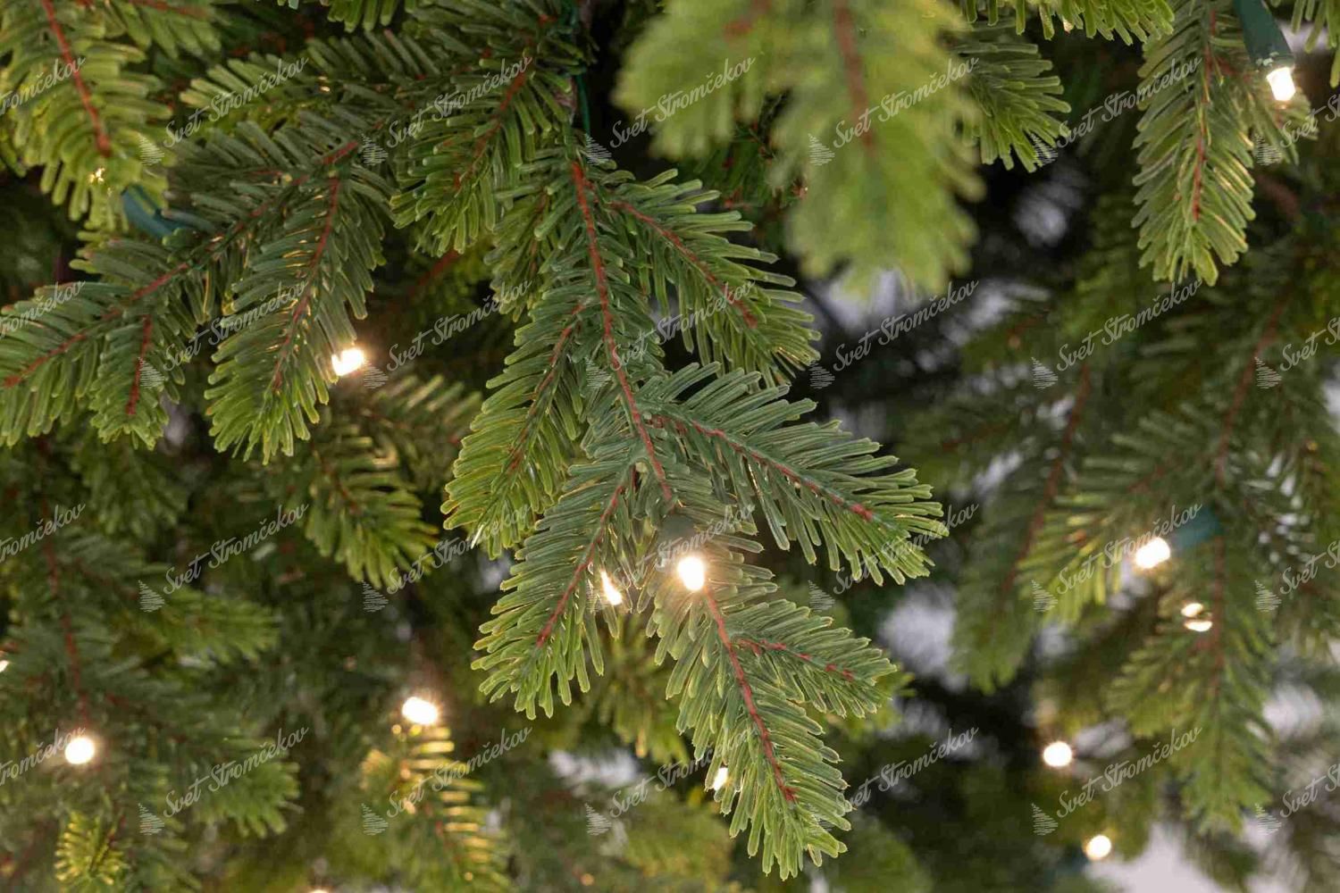 Detail vetvičky umelého vianočného stromčeka 3D Jedľa Švédska LED Stromček má prirodzene zelené ihličie.