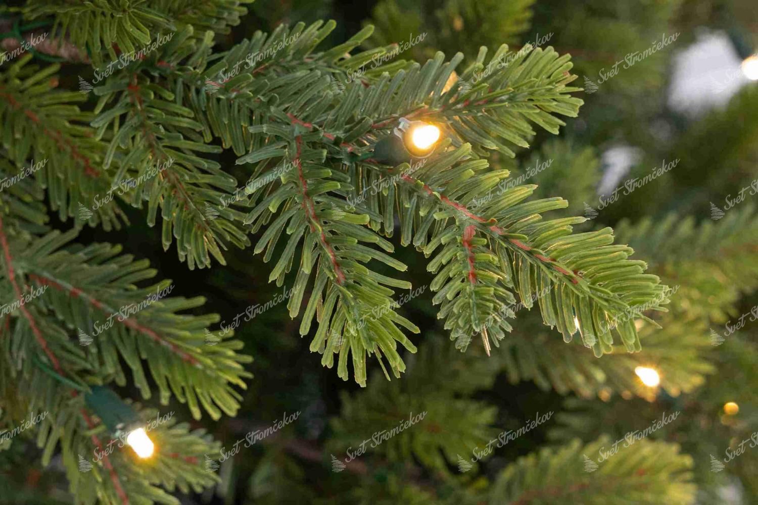 Detai vetvičky umelého vianočného stromčeka 3D Jedľa Švédska LED. stromček má prirodzene zelené ihličie.