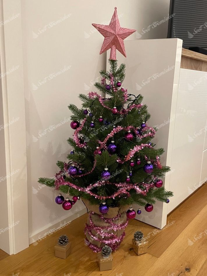 Umelý vianočný stromček 3D Mini Jedlička 90cm ozdobený ružovými a fialovými ozdobami. Na špici je ružová hviezda.