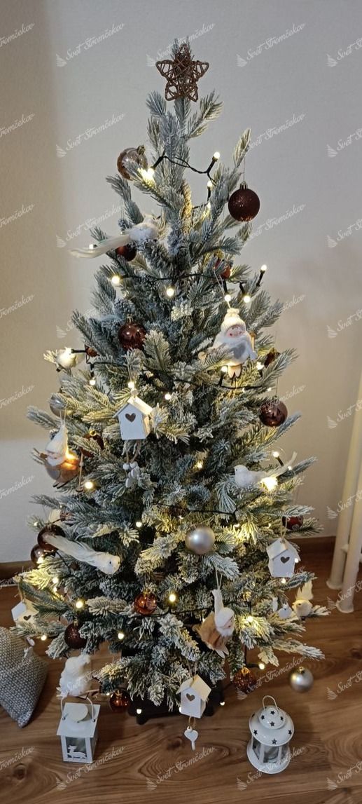 Umelý vianočný stromček 3D Smrek Aljašský v kvetináči 120cm ozdobený medenými a bielymi ozdobami. Na špici stromčeka je hviezda.