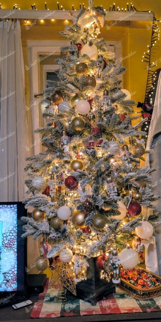 Umelý vianočný stromček 3D Smrek Arktický v kvetináči 150cm ozdobený bielymi, ružovými a zlatými ozdobami.