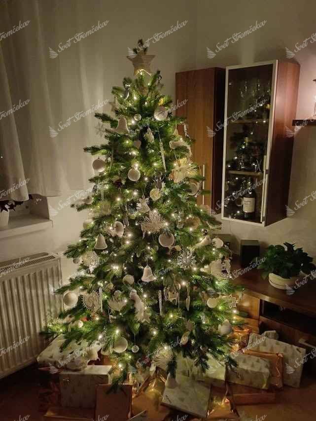 Umelý vianočný stromček 3D Smrek Exkluzívny 180cm ozdobený rôznymi bielymi ozdobami.