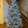 Umelý vianočný stromček 3D Smrek Kráľovský 240cm je husto ozdobený bielymi, ružovými a zelenými ozdobami.