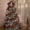 Umelý vianočný stromček 3D Smrek Kráľovský 240cm je ozdobený červenými a zlatými vianočnými guľami.