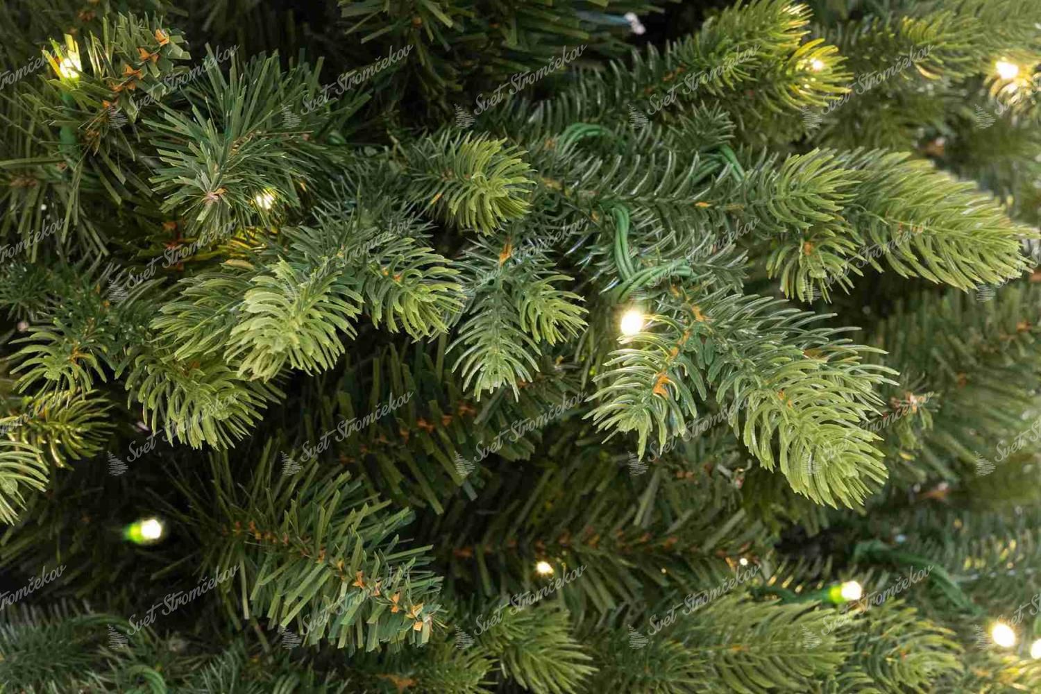 Detailna fotka vianočného stromčeka 3D Smrek Taliansky Úzky LED. Má bledozelené konce vetvičiek.