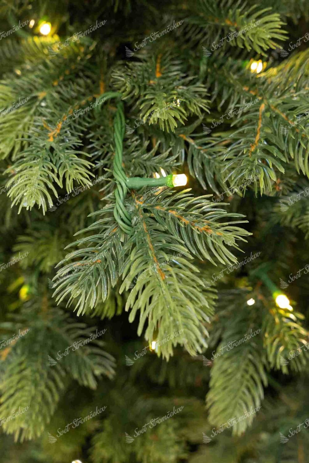 Detailna fotka vianočného stromčeka 3D Smrek Taliansky Úzky LED. Má bledozelené konce vetvičiek.