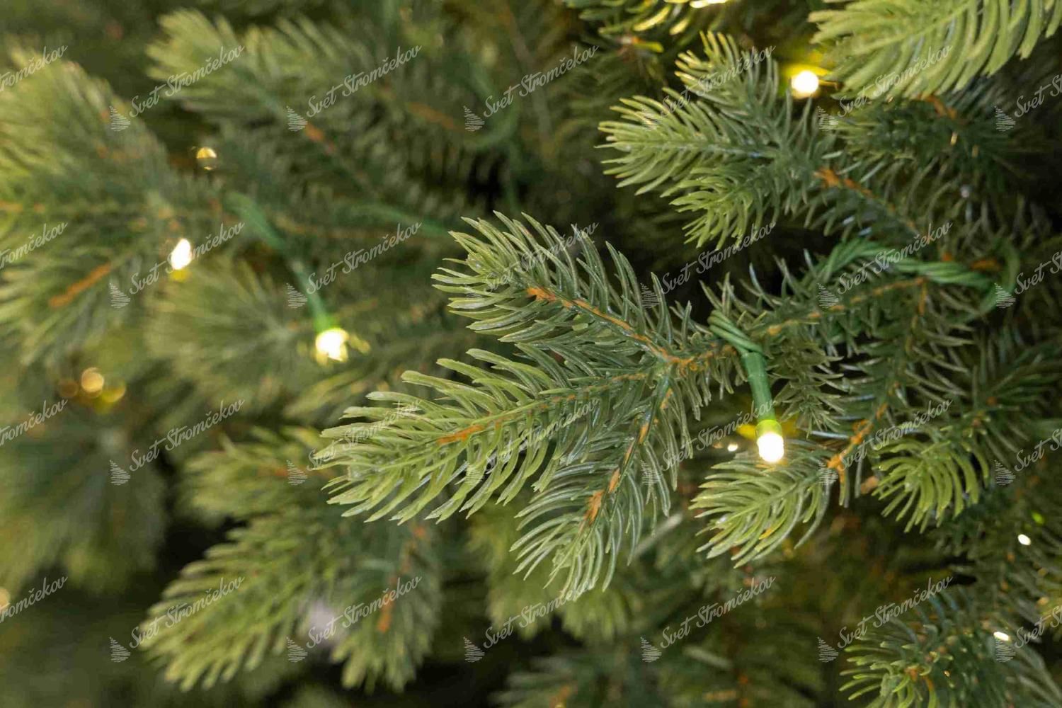 Detailna fotka vianočného stromčeka 3D Smrek Taliansky Úzky LED. Má bledozelené konce vetvičiek.