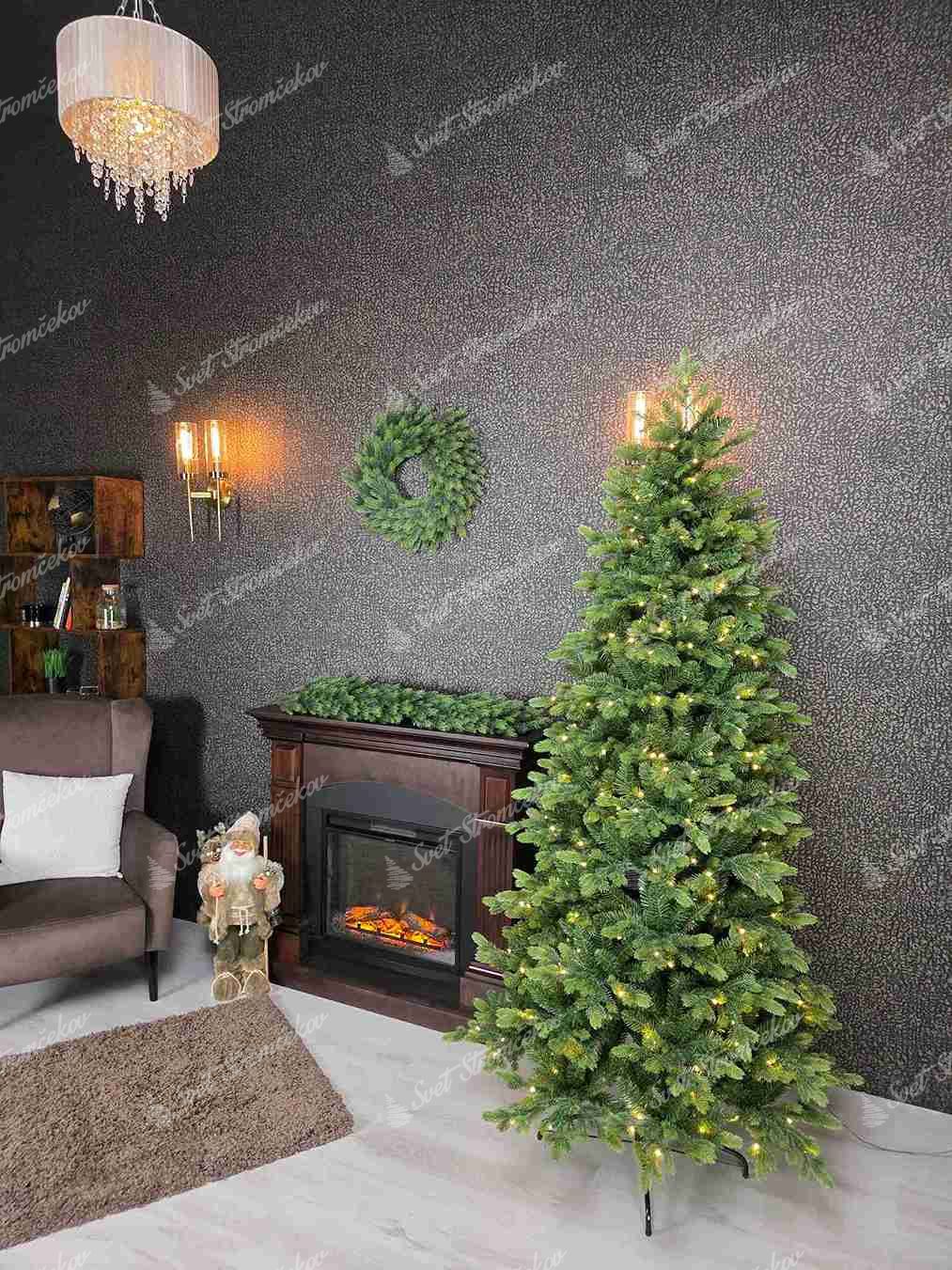 Umelý vianočný stromček 3D Smrek Taliansky Úzky LED má bledšie a tmavšie zelené ihličie a praktický úzky tvar