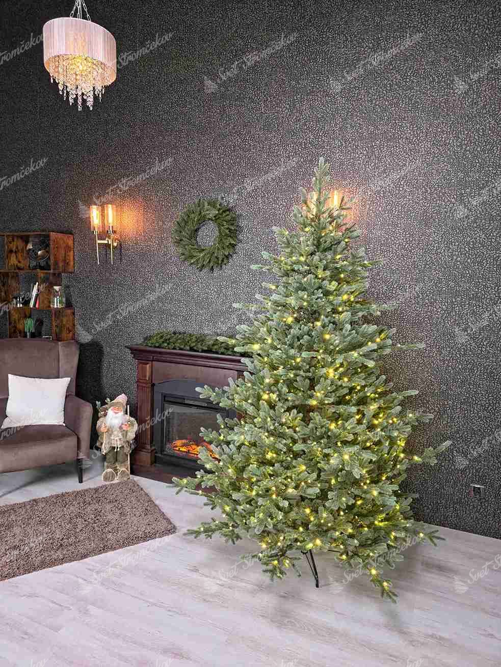 Umelý vianočný stromček FULL 3D Smrek Pichľavý LED, má nepravidelný tvar, vytŕčajúce vetvičky a ihličie tmavozelenej farby