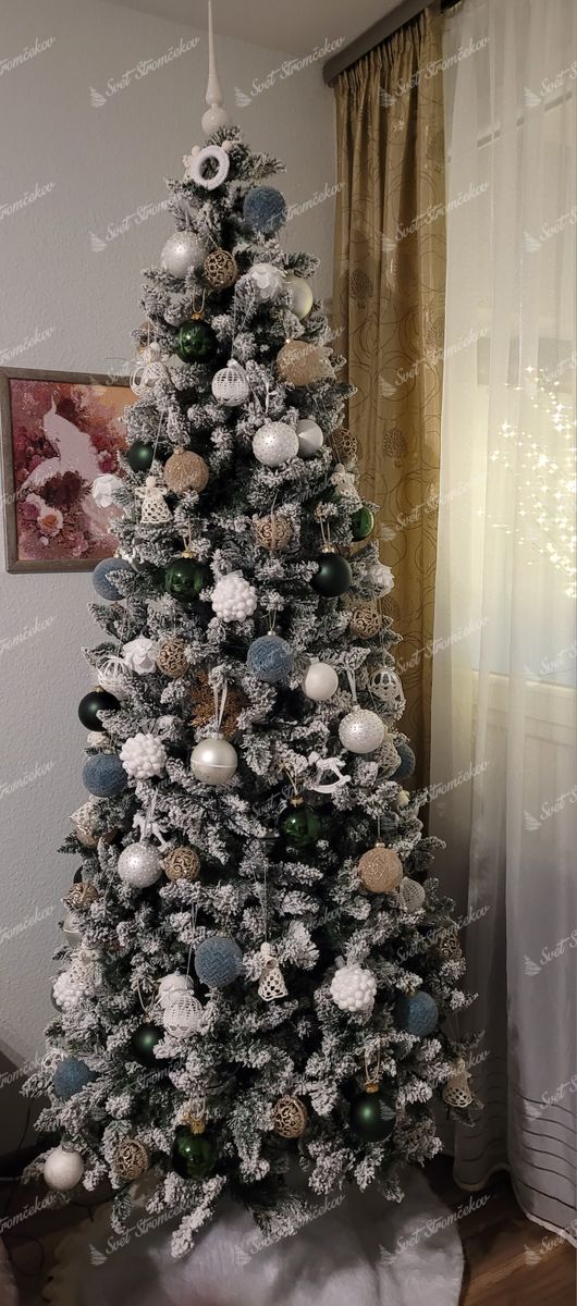 Umelý vianočný stromček Smrek Biely Úzky 240cm je ozdobený bielymi, zlatými a šedými ozdobami.
