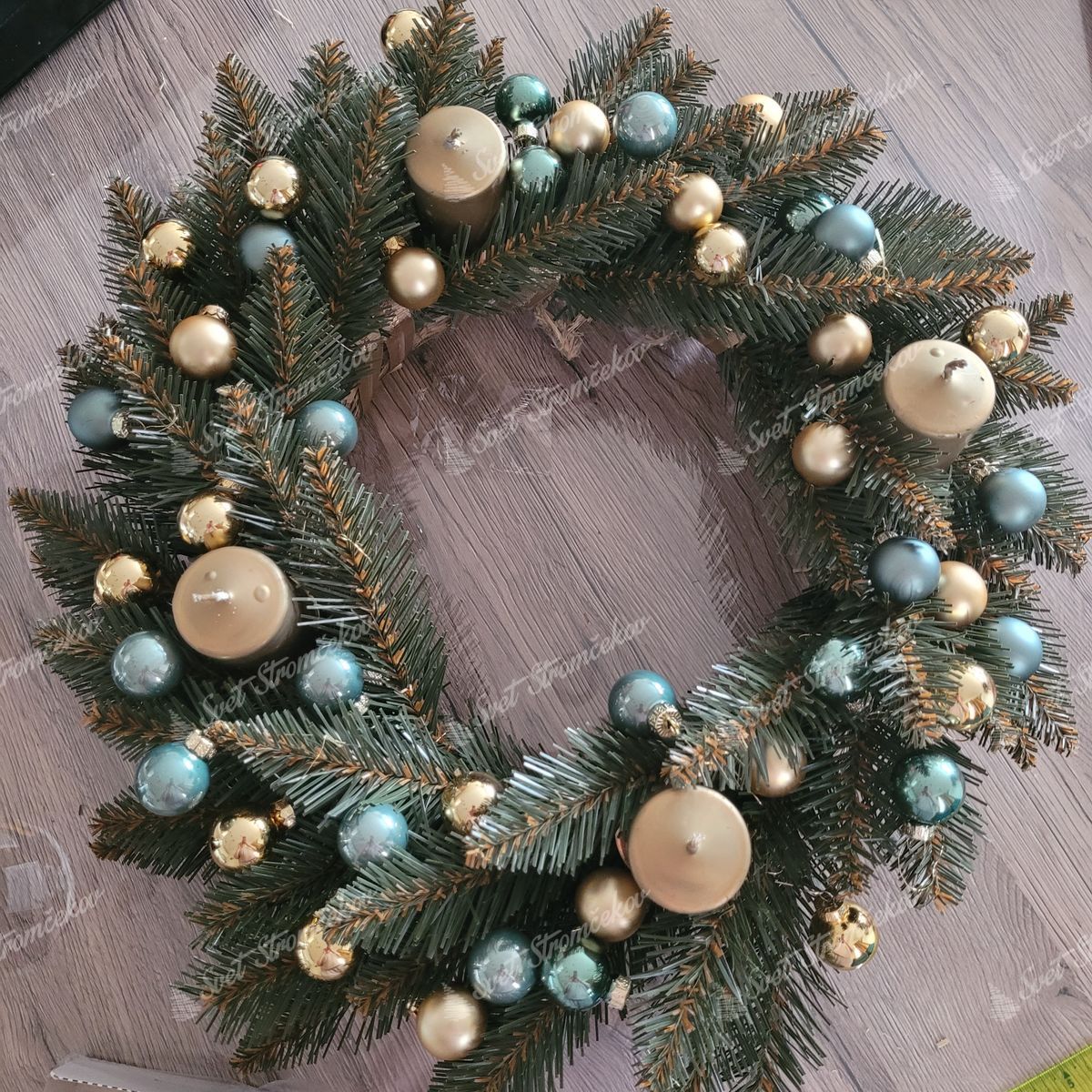Vianočný veniec Smrek Nórsky 50cm. Veniec odzobený zlatými a modrými ozdobami a sviečkami.