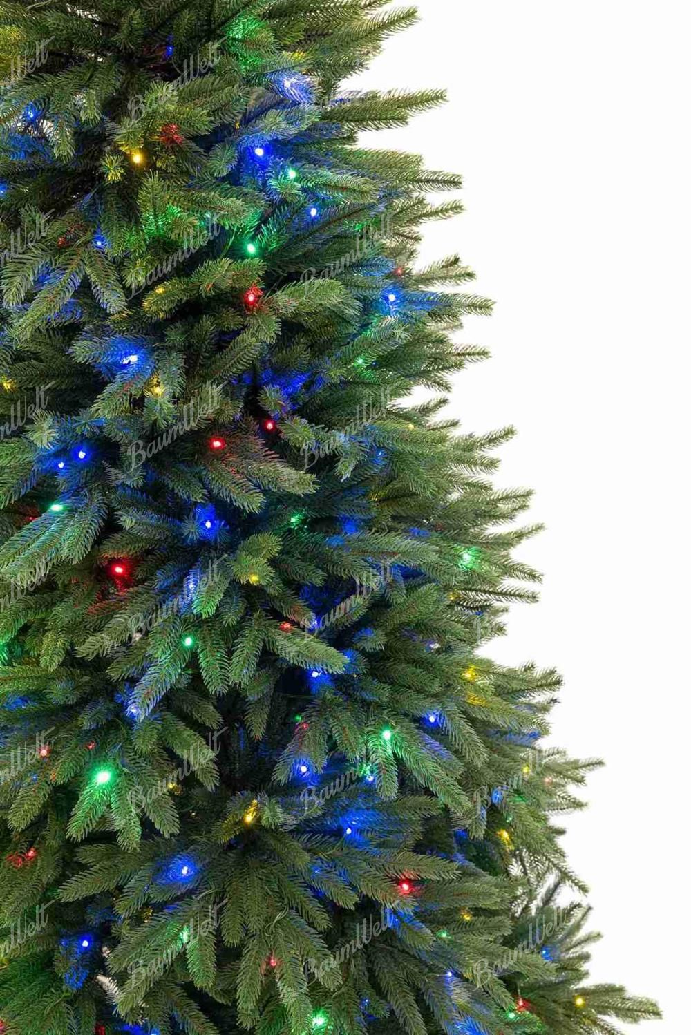 Detail des künstlichen Weihnachtsbaums FULL 3D Kalifornische Fichte, Der Weihnachtsbaum besteht vollständig aus 3D-Zweigen, die wie echtes Nadelwerk aussehen. Die Farbe ist natürlich grün